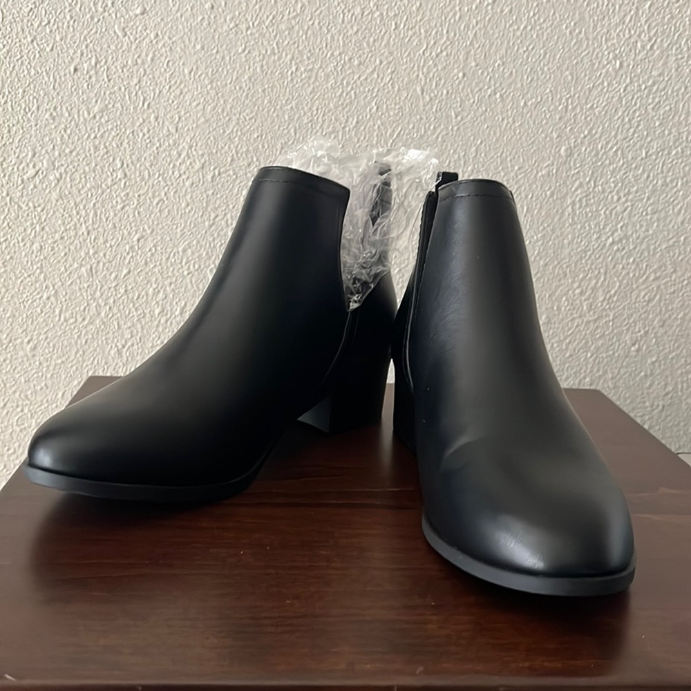 SODA V Cutout round Toe Ankle Boots Booties Size 8.5